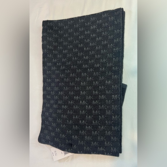 Michael Kors NWT hat and scarf set - Picture 2 of 5